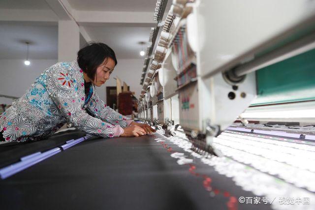 苗族90后姑娘解毅力成 一套2600元的苗繡服裝，年銷千套賺30萬